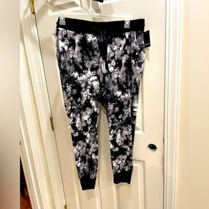 Torrid black/white splatter jogger 2Xl NWT